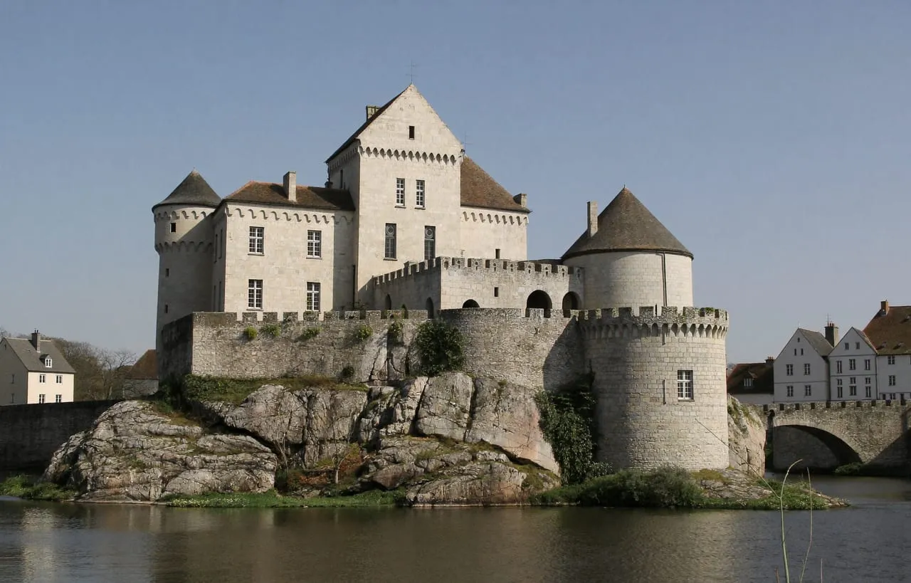 Le château Raoul dominant l'Indre à Châteauroux